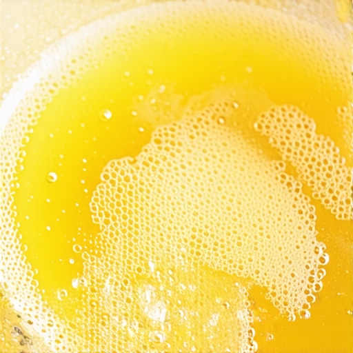 Topljenje pāelinjeg voska za domaći melem Zlatni pāelinji vosak se topi u staklenoj posudi na pari za pripremu melema za ekcem