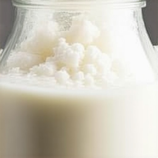 Kefirna zrna u staklenoj tegli sa gustim mlekom