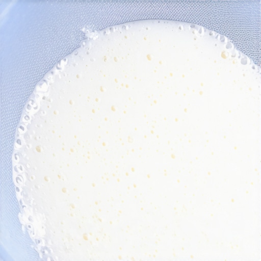 Domaća kefirna zrnca u plastičnoj cediljki koja pokazuju teksturu karfiola.