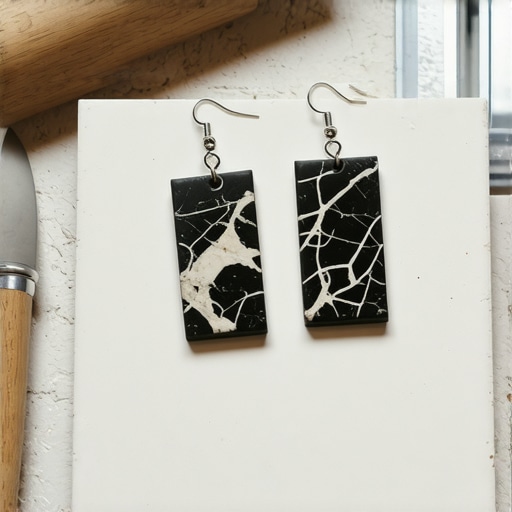 Ručno rađene minđuše od polimerne gline sa mermernim efektom na radnom stolu